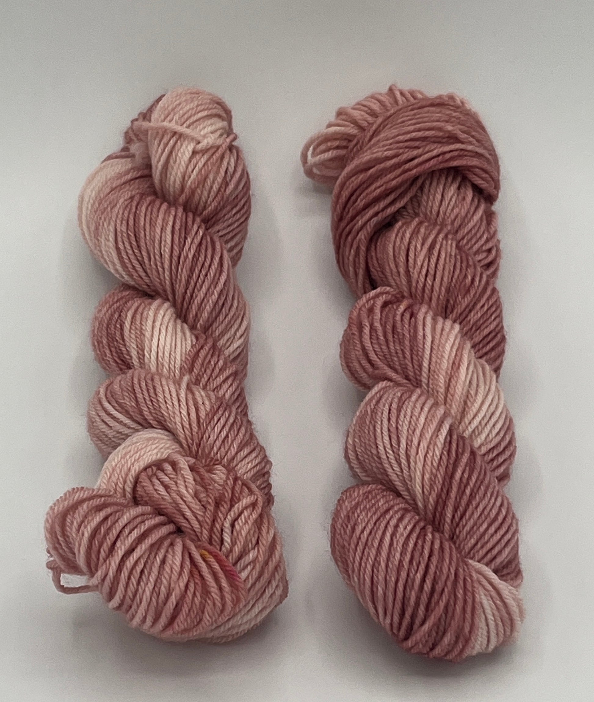 Zwei 20g Stränge Sockengarn Fine Merino in der Farbe Rosenprinzessin, Altrosatöne