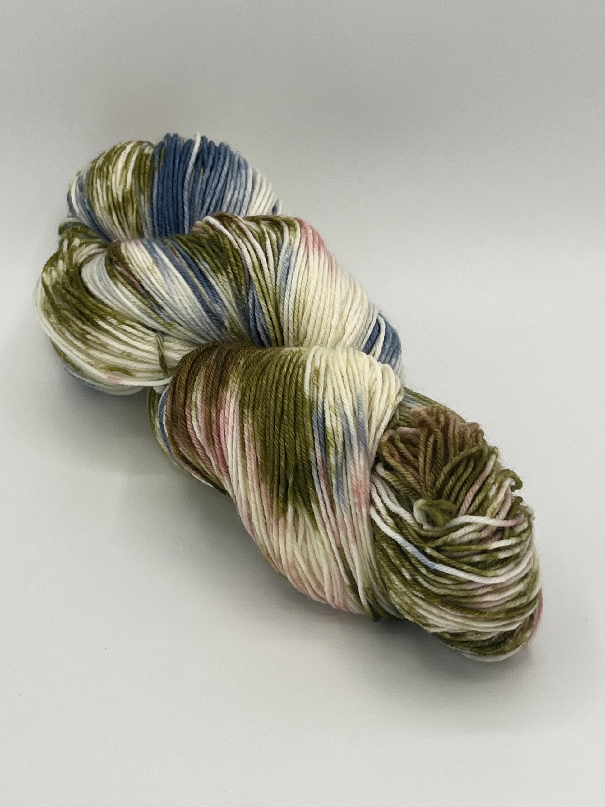 Ein Strang Sockenwolle 100g Königskinder im Wald, altrosa, grün, blau und naturweiß