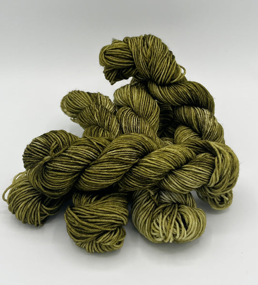 Mehrere 20g Stränge Sockengarn Fine Merino in der Farbe Moosmagie, dunkle und mittlere Grüntöne