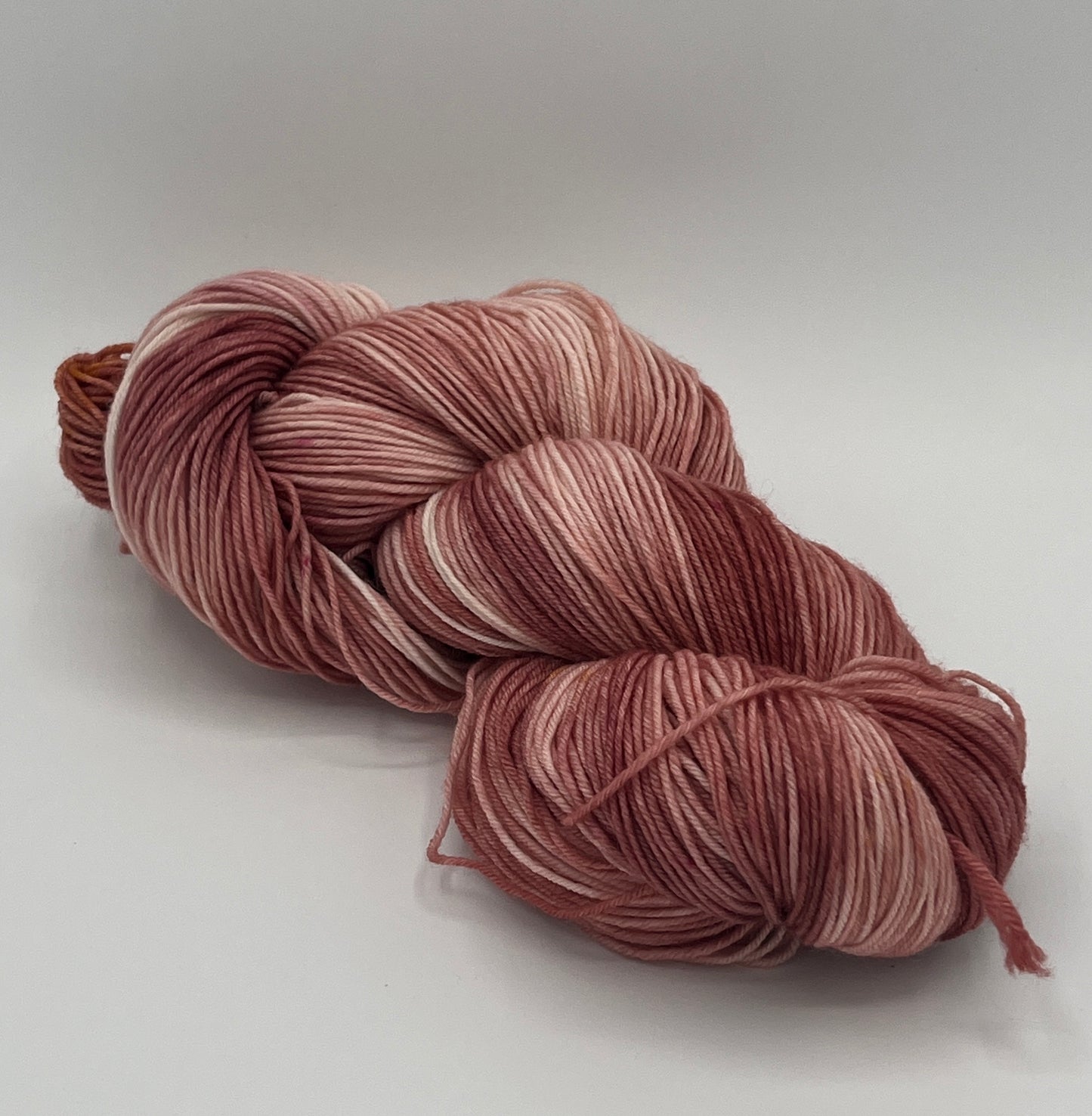 ein Strang Sockenwolle 100g Fine Merino in der Farbe Rosenprinzessin, Altrosatöne