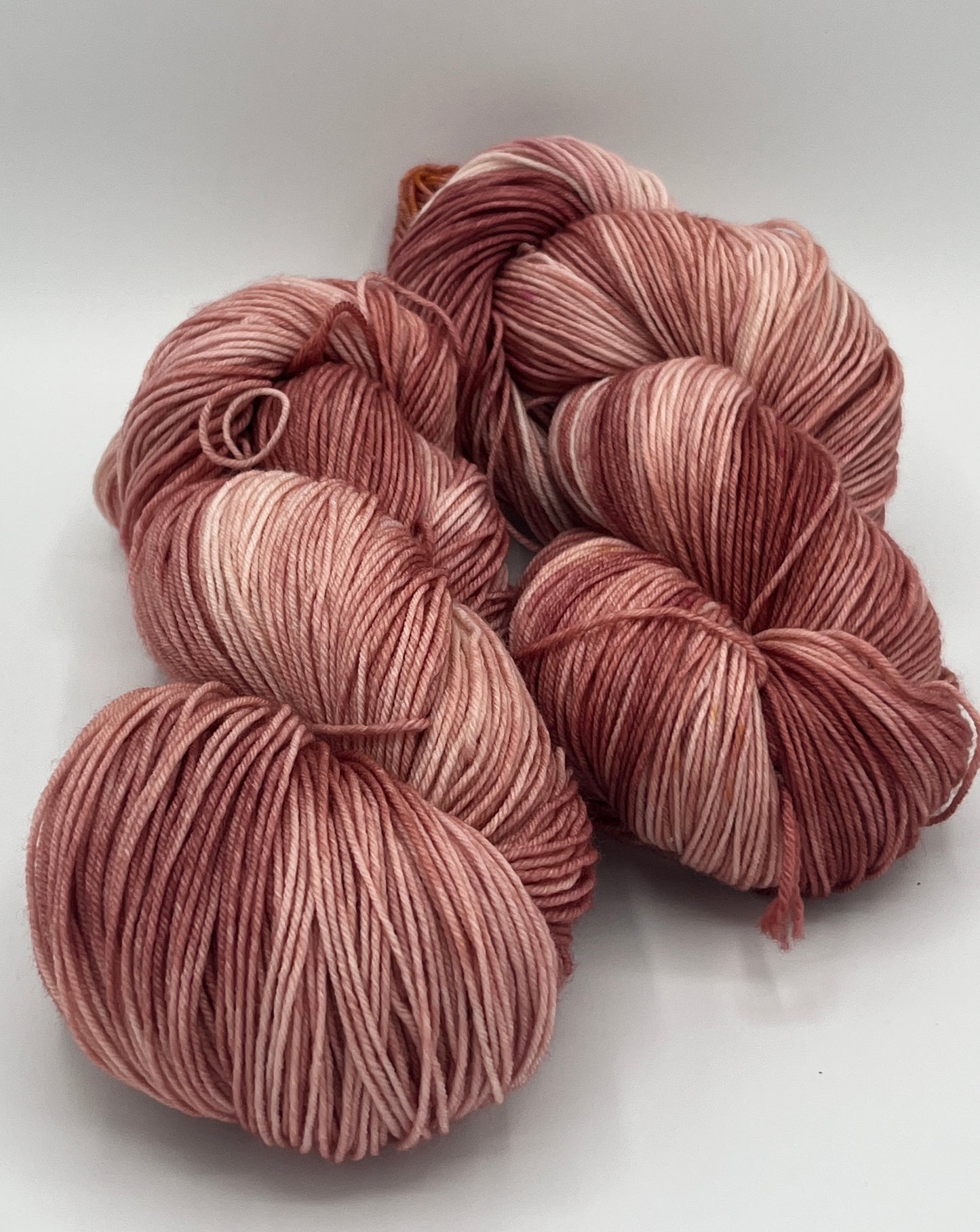 Zwei Stränge Sockenwolle 100g Fine Merino in der Farbe Rosenprinzessin, Altrosatöne