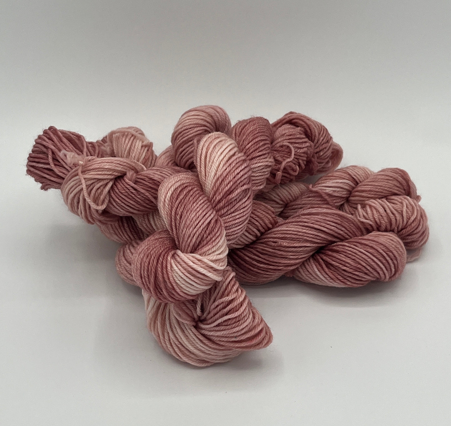 Mehrere Stränge Sockenwolle 100g Fine Merino in der Farbe Rosenprinzessin, Altrosatöne