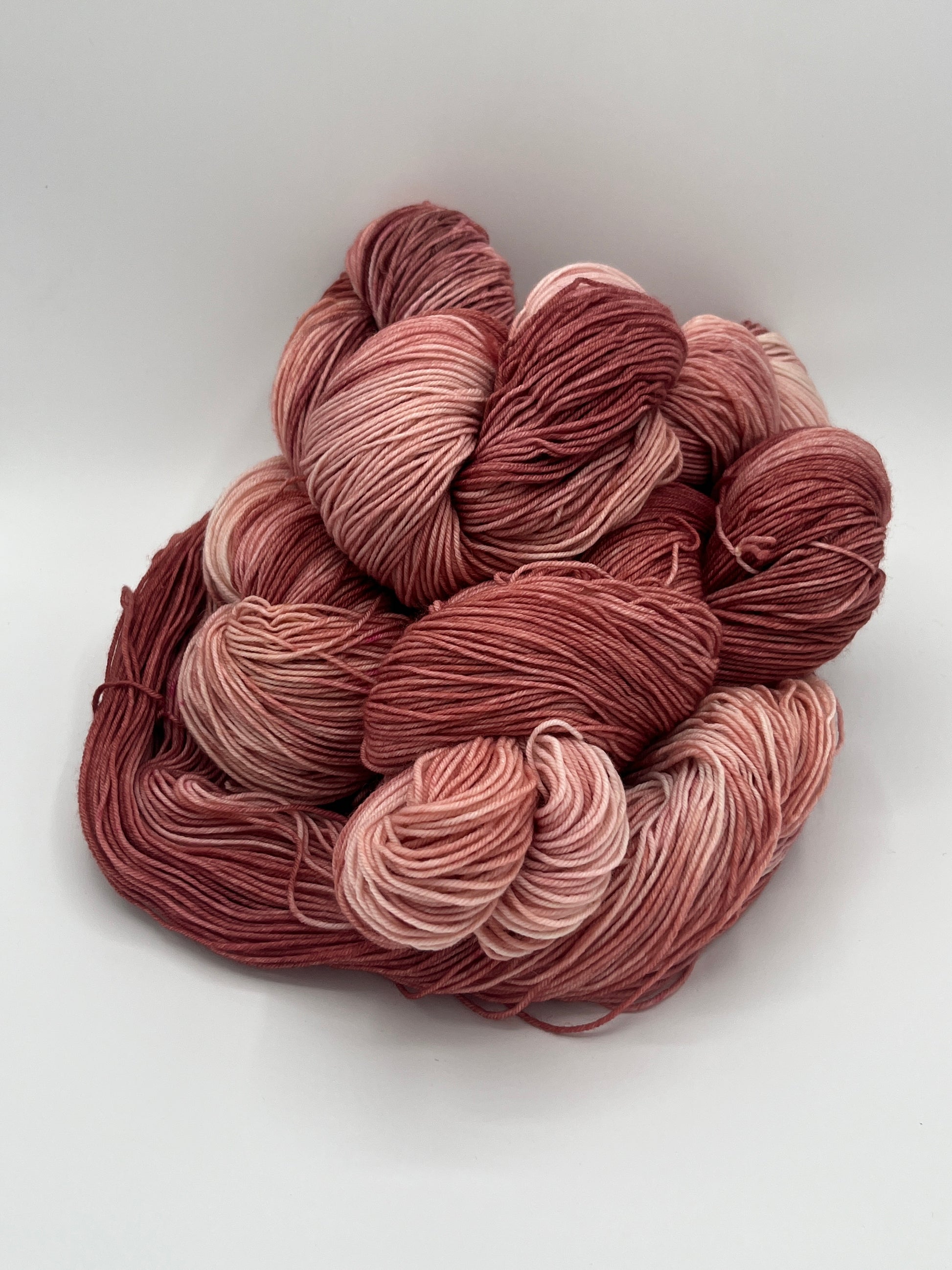 Mehrere Stränge Sockenwolle 100g Fine Merino in der Farbe Rosenprinzessin, Altrosatöne