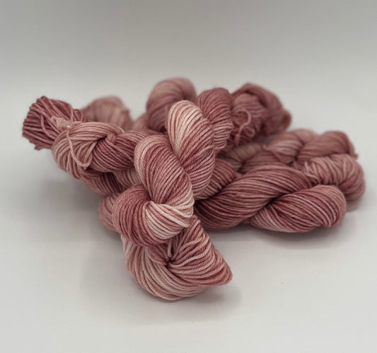 Mehrere 20g Stränge Sockengarn Fine Merino in der Farbe Rosenprinzessin, Altrosatöne