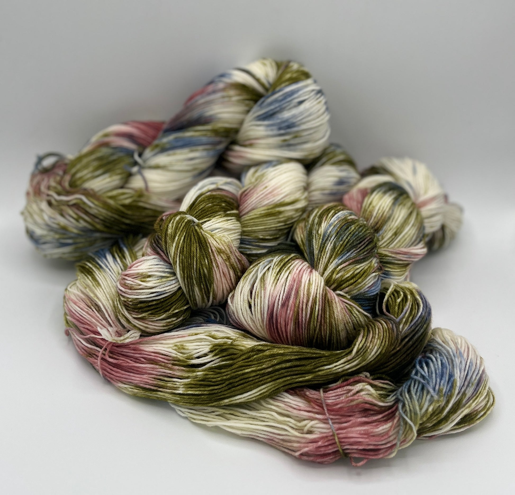 Mehrere Stränge Sockenwolle 100g Königskinder im Wald, altrosa, grün, blau und naturweiß