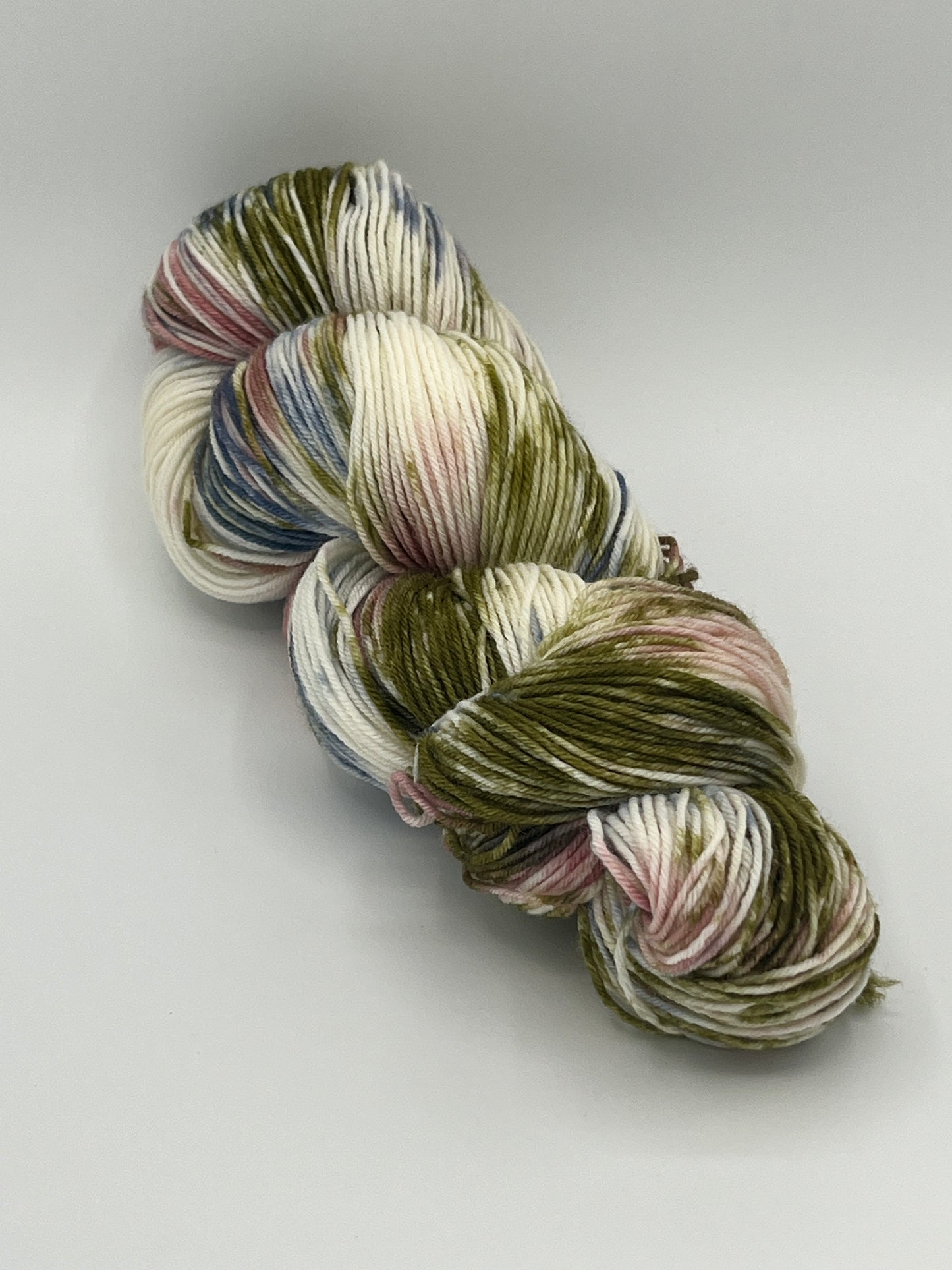 Ein Strang Sockenwolle 100g Königskinder im Wald, altrosa, grün, blau und naturweiß