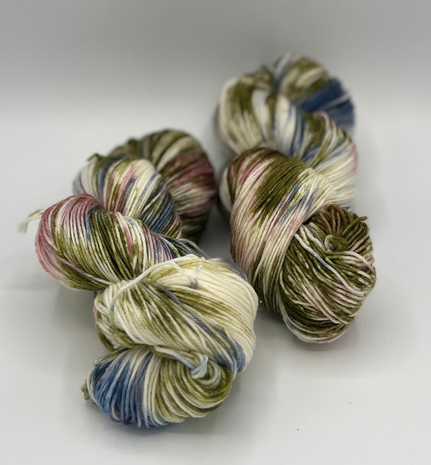 Zwei Stränge Sockenwolle 100g Königskinder im Wald, altrosa, grün, blau und naturweiß