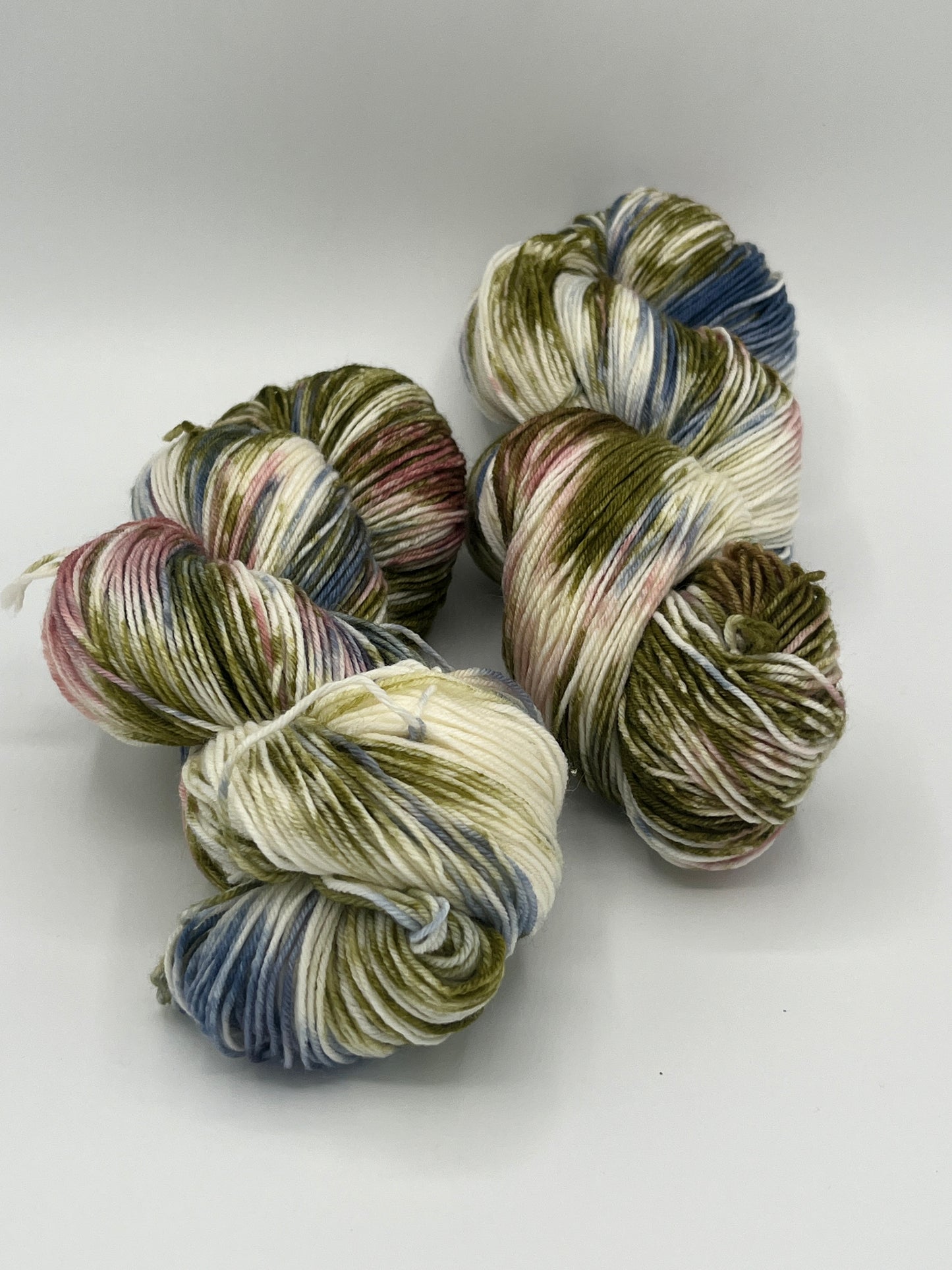 Zwei Stränge Sockenwolle 100g Königskinder im Wald, altrosa, grün, blau und naturweiß